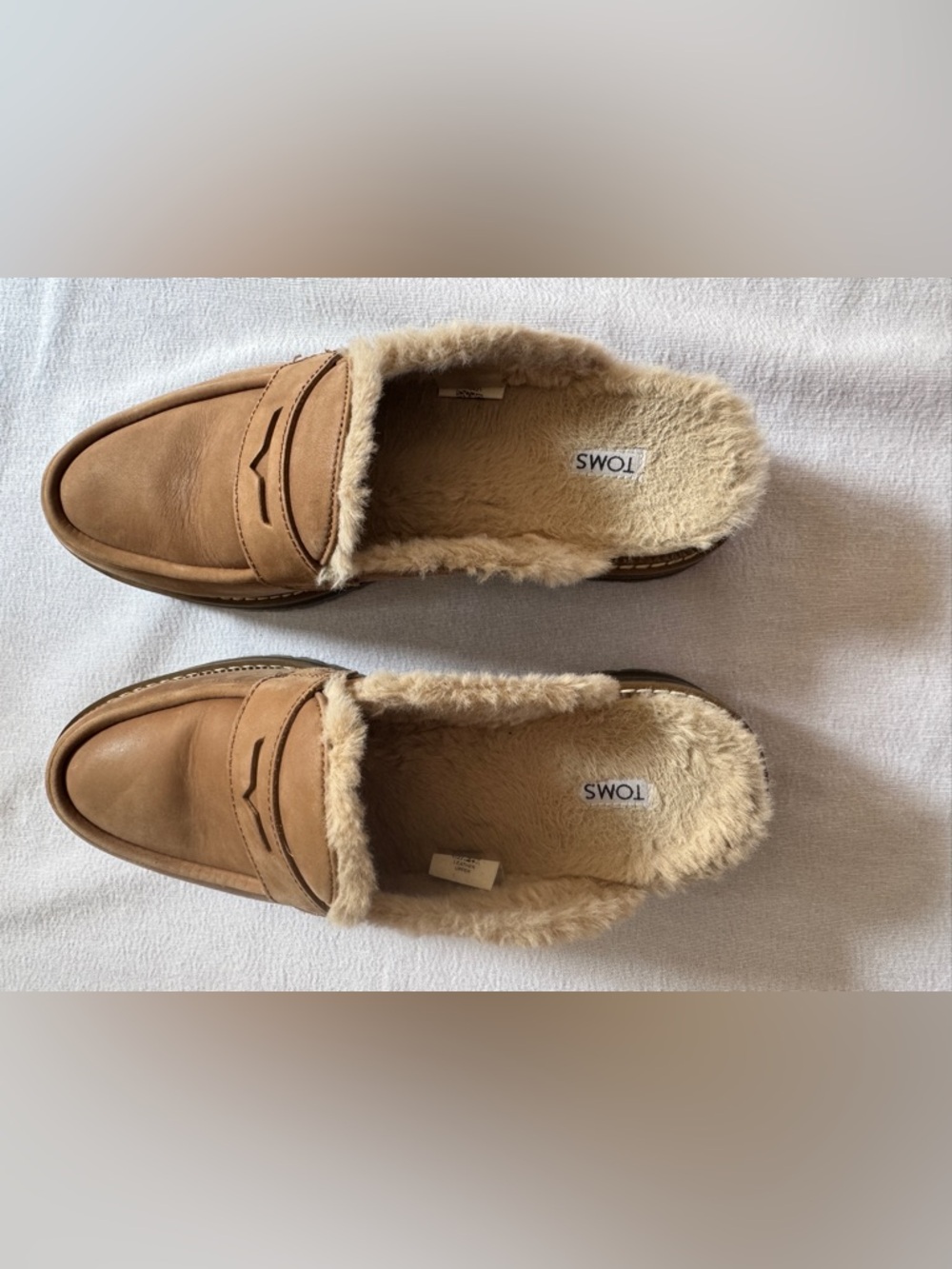 TOMS Cara Tan Leather Faux Fur Lined Penny Loafer Mule Lug Sole Shoes Size 8.5 - Picture 2 of 10